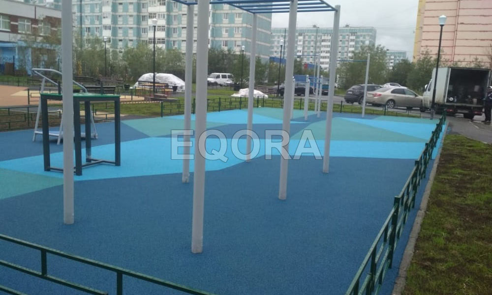 Резиновое покрытие спортивной площадки синего цвета